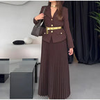 Conjunto Elegante com Casaco Alongado e Saia Plissada – Sofisticação em Dois Tempos