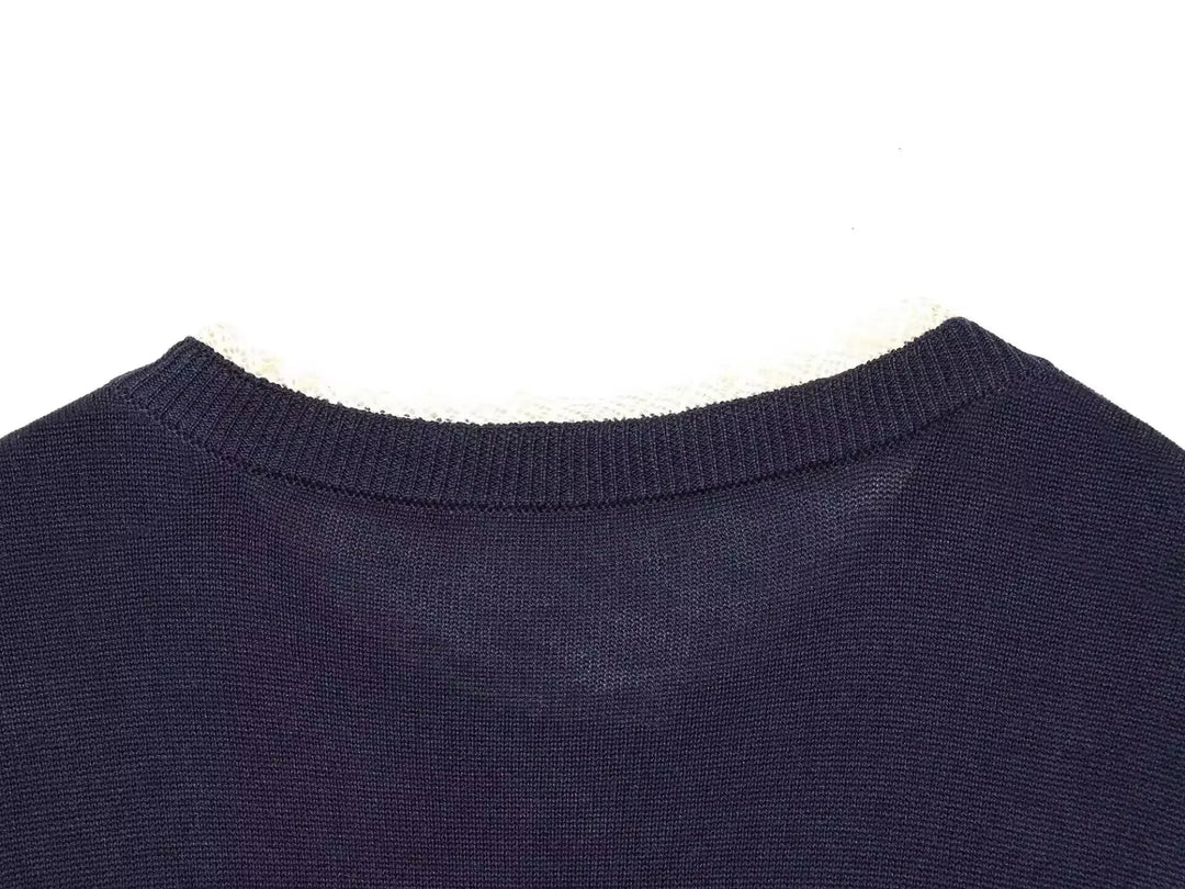 Casaco de Malha Fina com Acabamento em Renda – Estilo Clássico