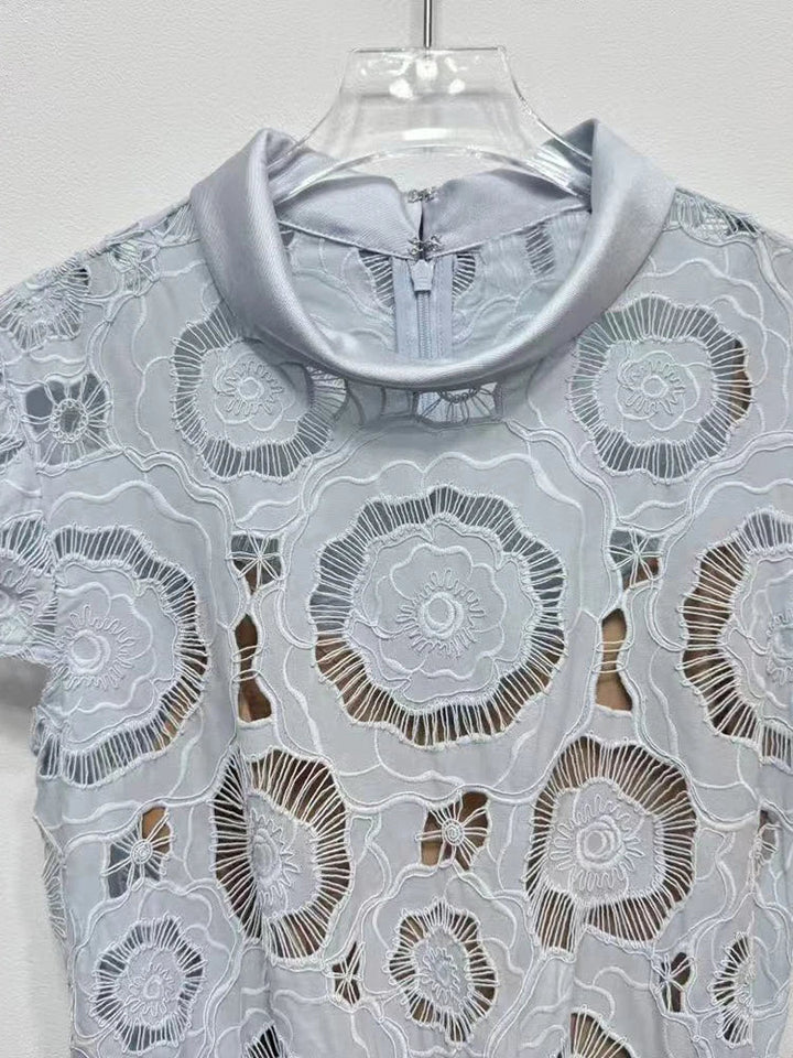 Midi Romântico em Renda Vazada com Cinto e Decote Elegante