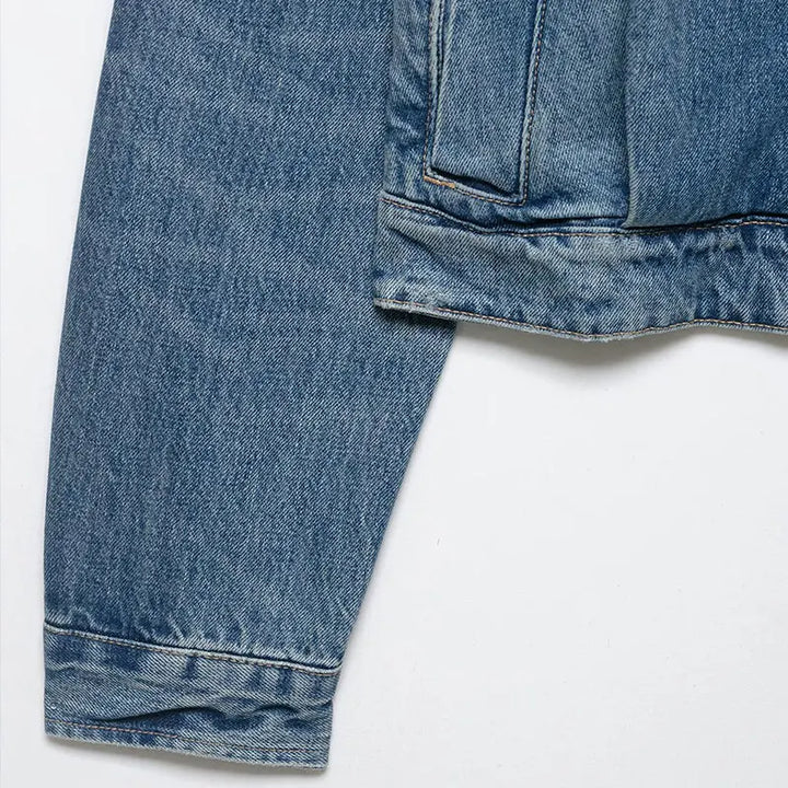 Jaqueta Curta Escultural em Denim com Silhueta Ampla e Fechamento em Zíper