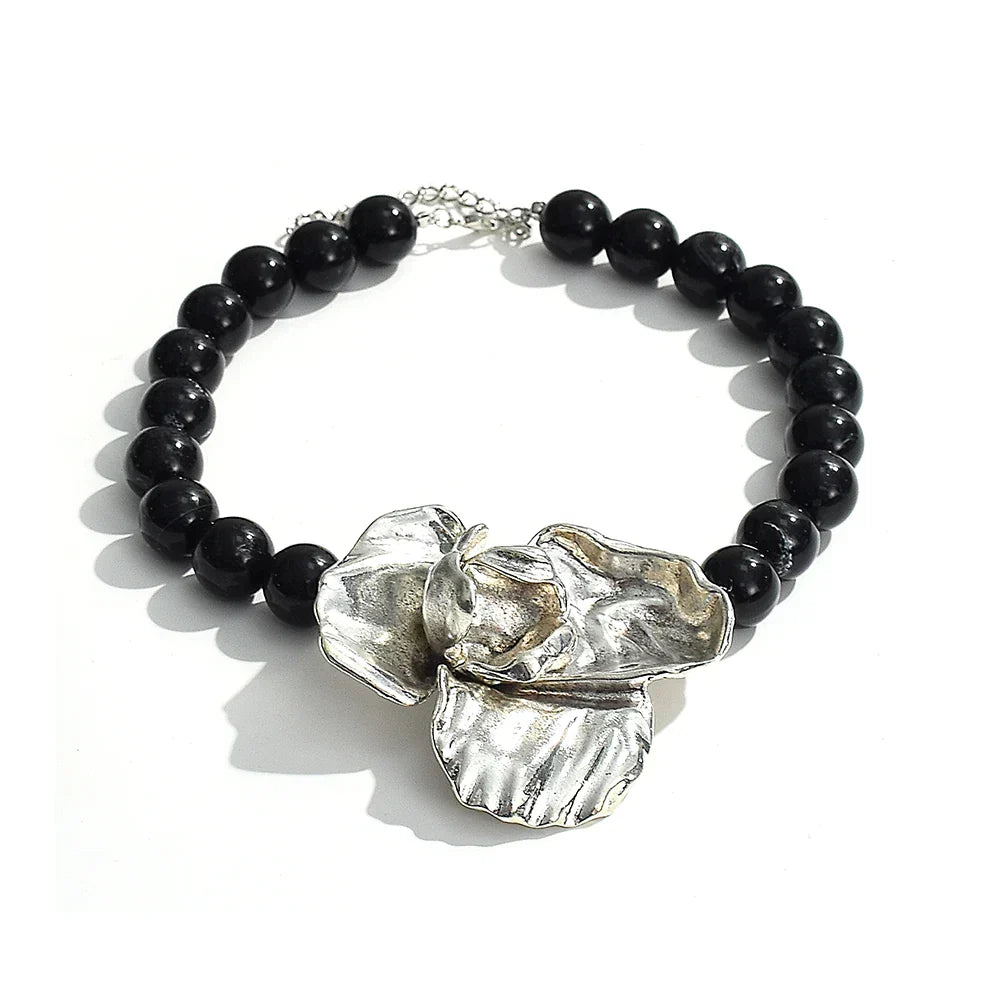 Colar Choker Flor Grande – Contas de Resina Douradas | Acessório Marcante