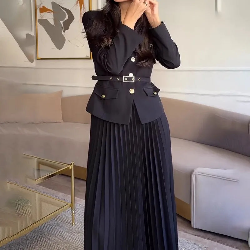 Conjunto Elegante com Casaco Alongado e Saia Plissada – Sofisticação em Dois Tempos