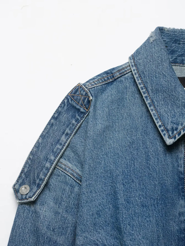 Jaqueta Curta Escultural em Denim com Silhueta Ampla e Fechamento em Zíper