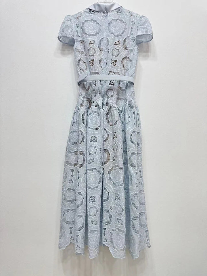 Midi Romântico em Renda Vazada com Cinto e Decote Elegante