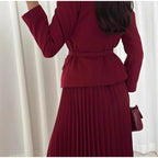 Conjunto Elegante com Casaco Alongado e Saia Plissada – Sofisticação em Dois Tempos