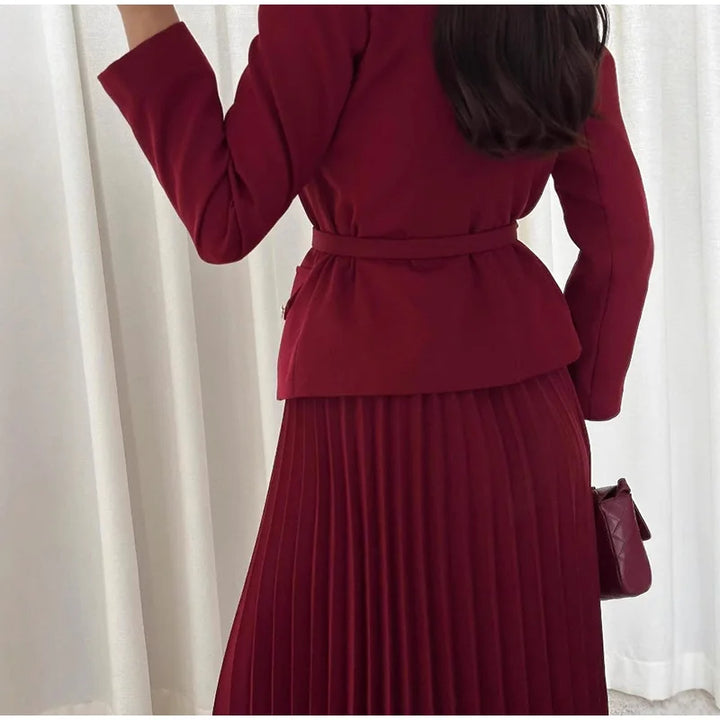 Conjunto Elegante com Casaco Alongado e Saia Plissada – Sofisticação em Dois Tempos