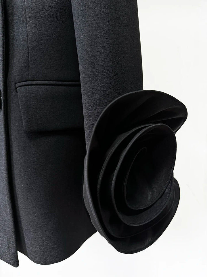 Blazer com Aplicações de Flores e Abotoamento Duplo: Elegância Estruturada