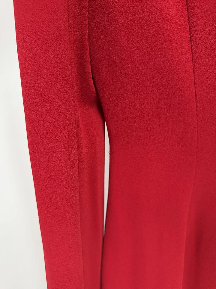 Vestido Longo de Luxo com Capa e Detalhes Reluzentes