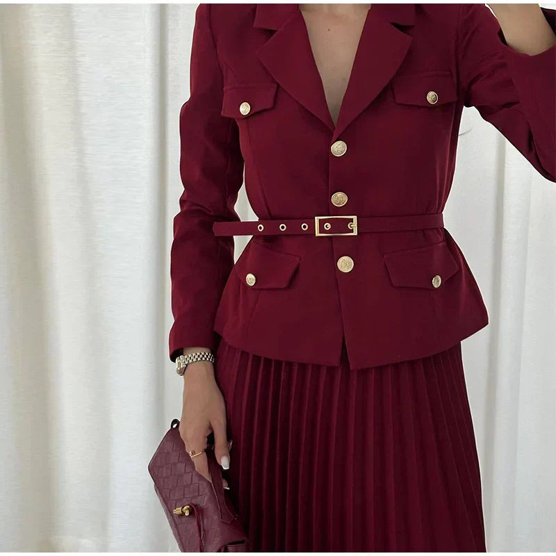 Conjunto Elegante com Casaco Alongado e Saia Plissada – Sofisticação em Dois Tempos
