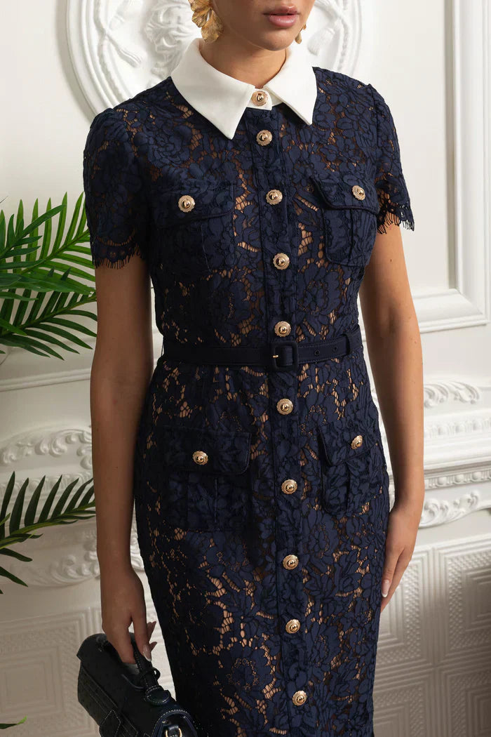Vestido de Renda Luxo – Bordado Elegante, Botões Metalizados, Manga Curta