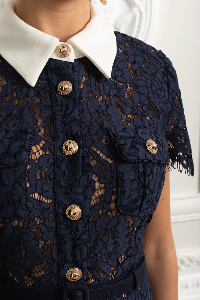 Vestido de Renda Luxo – Bordado Elegante, Botões Metalizados e Fenda Lateral