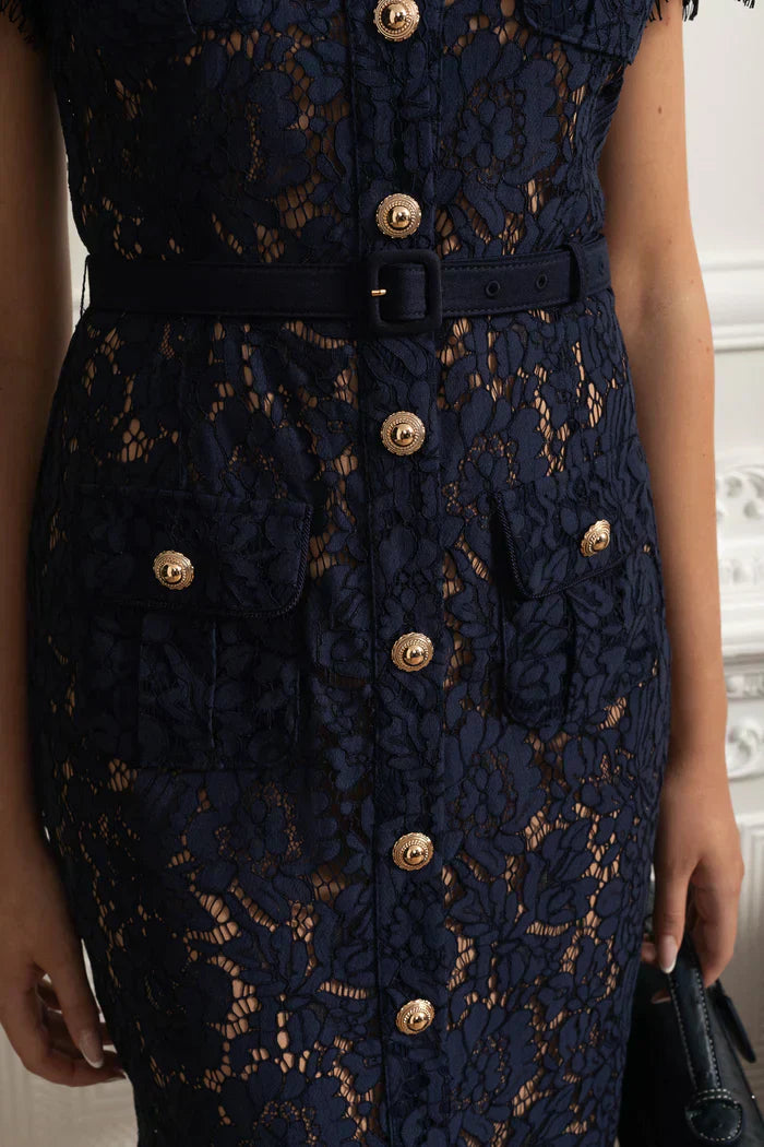 Vestido de Renda Luxo – Bordado Elegante, Botões Metalizados e Fenda Lateral