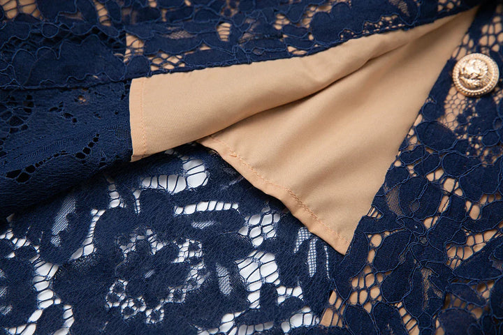 Vestido de Renda Luxo – Bordado Elegante, Botões Metalizados e Fenda Lateral