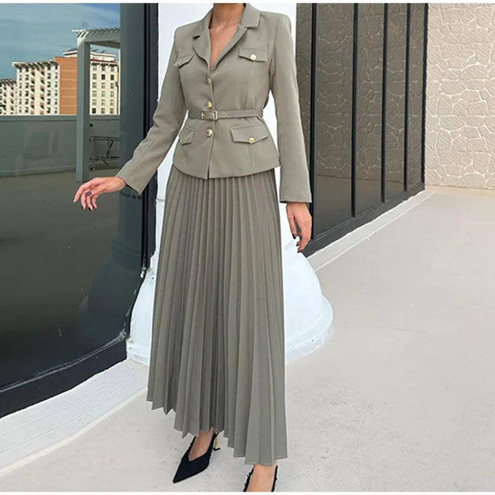 Conjunto Elegante com Casaco Alongado e Saia Plissada – Sofisticação em Dois Tempos