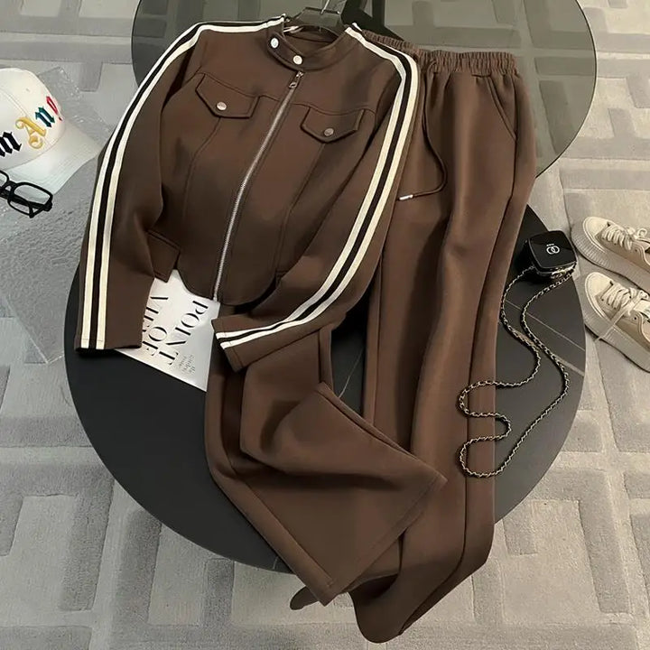 Conjunto Esportivo com Jaqueta Listrada e Calça Pantalona