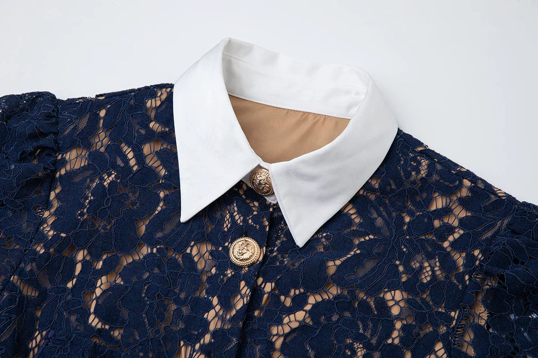 Vestido de Renda Luxo – Bordado Elegante, Botões Metalizados e Fenda Lateral