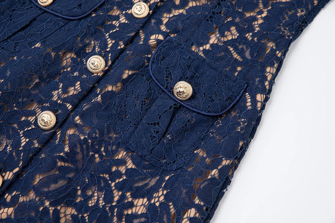 Vestido de Renda Luxo – Bordado Elegante, Botões Metalizados e Fenda Lateral