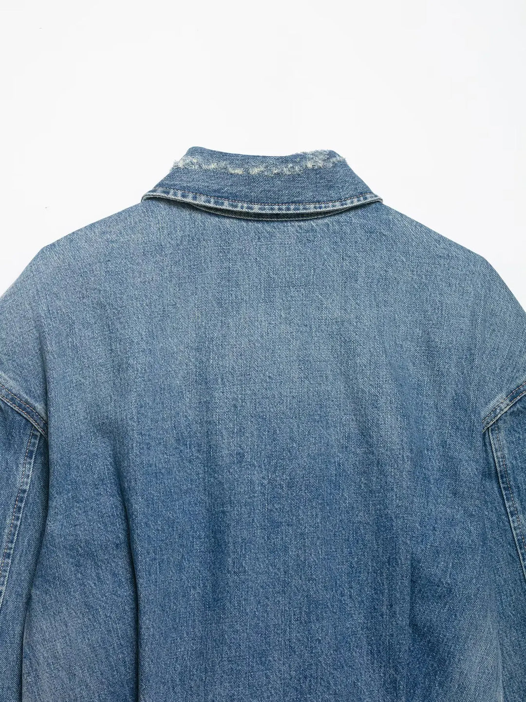 Jaqueta Curta Escultural em Denim com Silhueta Ampla e Fechamento em Zíper