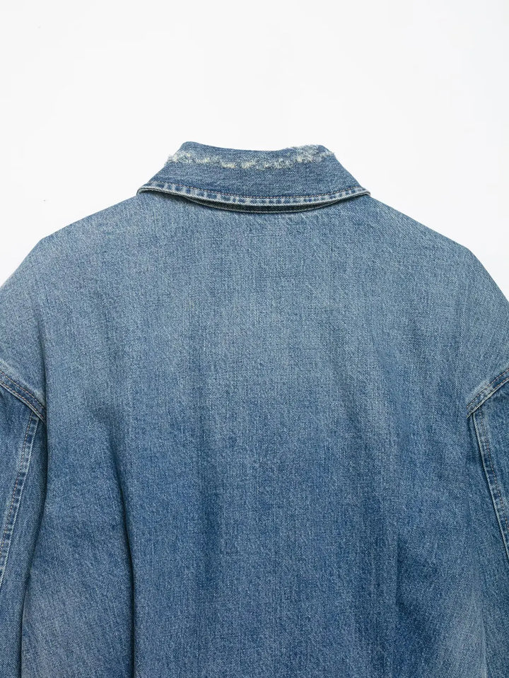 Jaqueta Curta Escultural em Denim com Silhueta Ampla e Fechamento em Zíper