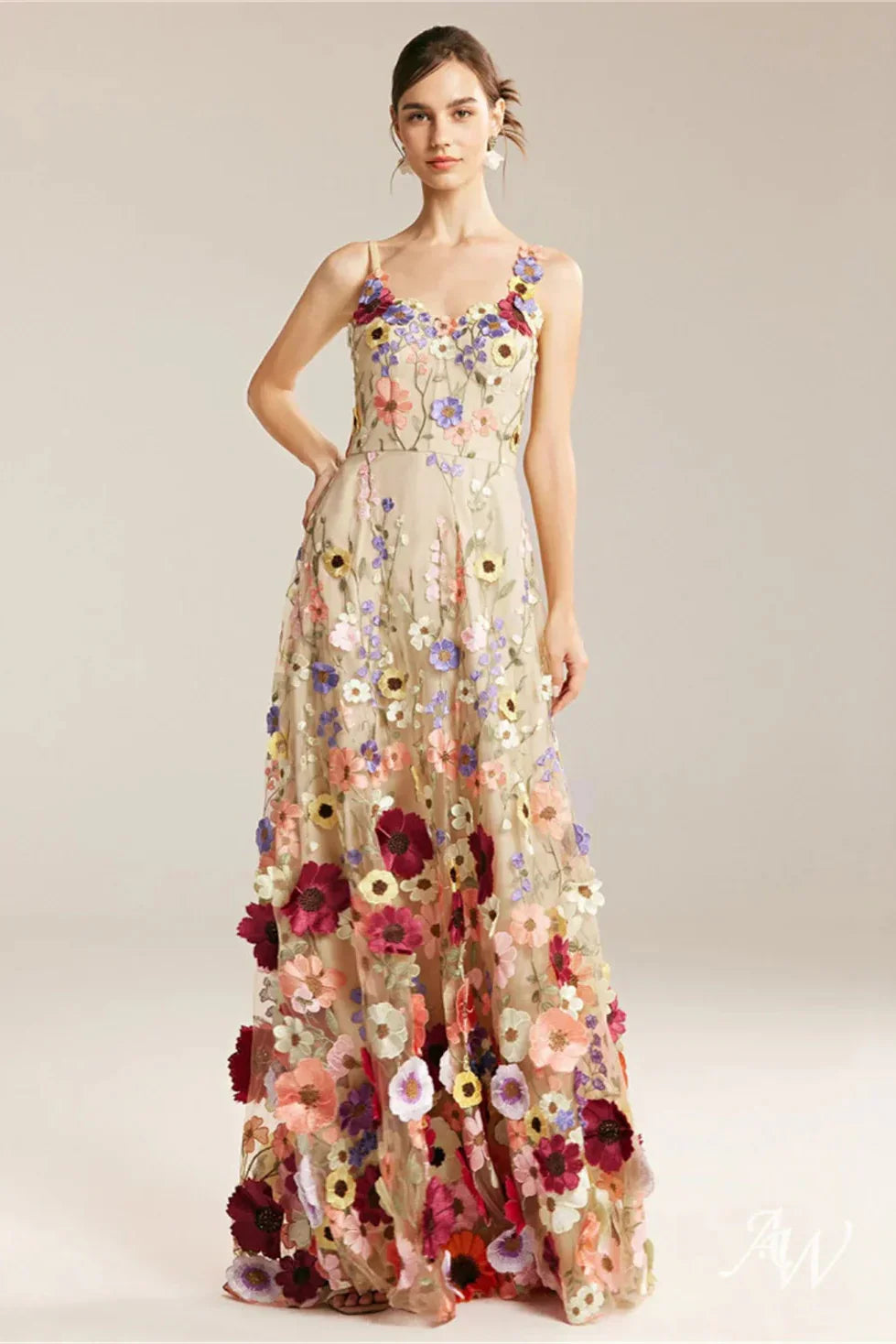 Vestido Longo em Tule com Bordado Floral à Mão e Alças Delicadas