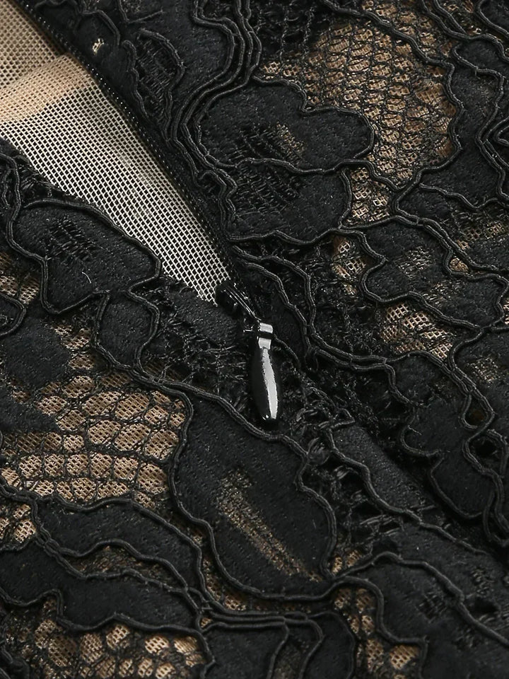 Vestido Longo Escultural com Decote Quadrado e Renda Nobre