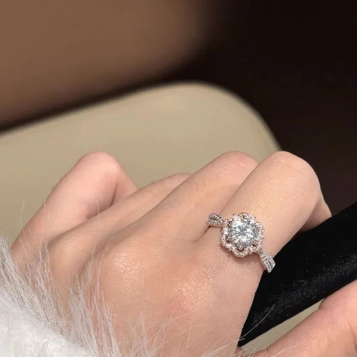 Anel Solitário Moissanite Contorno Rosa Duplo Cravejado