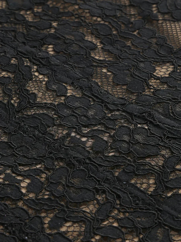Vestido Longo Escultural com Decote Quadrado e Renda Nobre