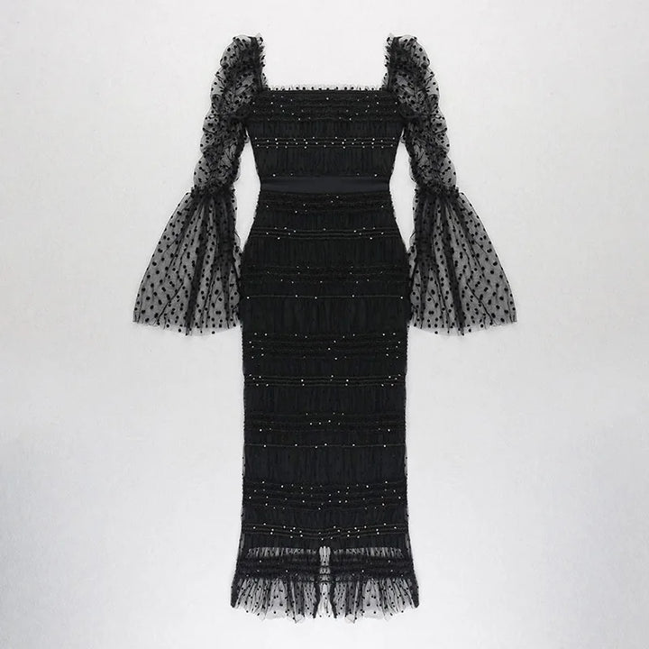 Vestido Longo Preto com Tule Translúcido, Decote Quadrado, Mangas Amplas e Cintura Marcada