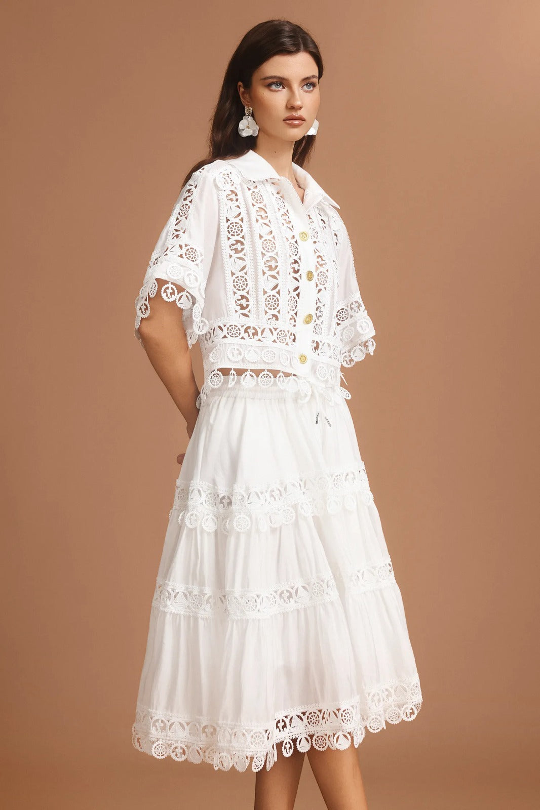 Conjunto Vintage em Renda Bordada com Camisa de Lapela e Saia Elegante – Sofisticação Atemporal