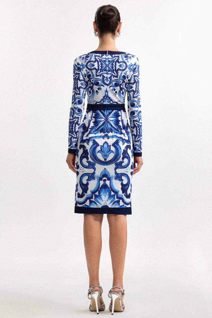 Vestido Dolce Midi de Cintura Alta com Estampa Exclusiva e Silhueta Esculpida