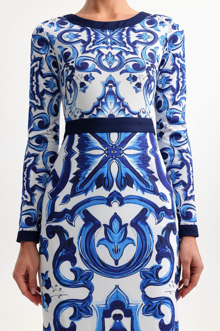 Vestido Dolce Midi de Cintura Alta com Estampa Exclusiva e Silhueta Esculpida
