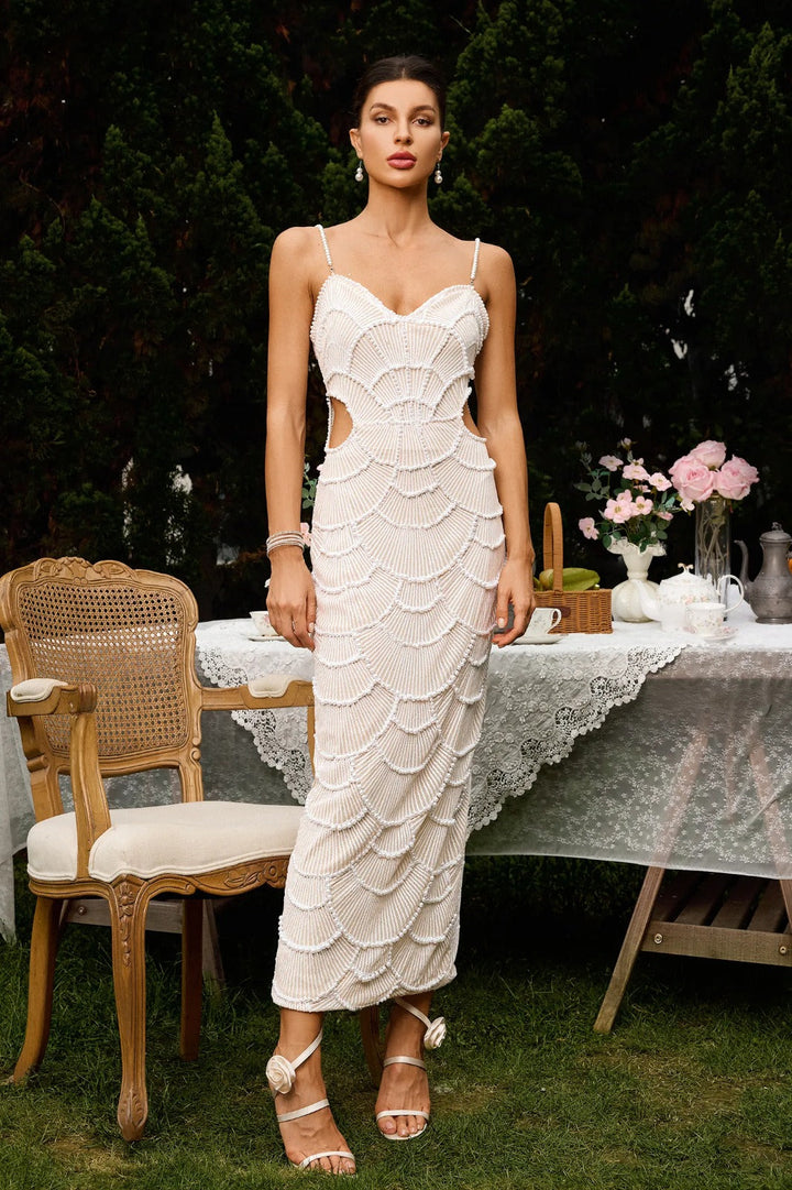 Vestido Halter com Bordado à Mão em Pedrarias e Recortes Sensuais – Elegância Escultural para Ocasiões Especiais