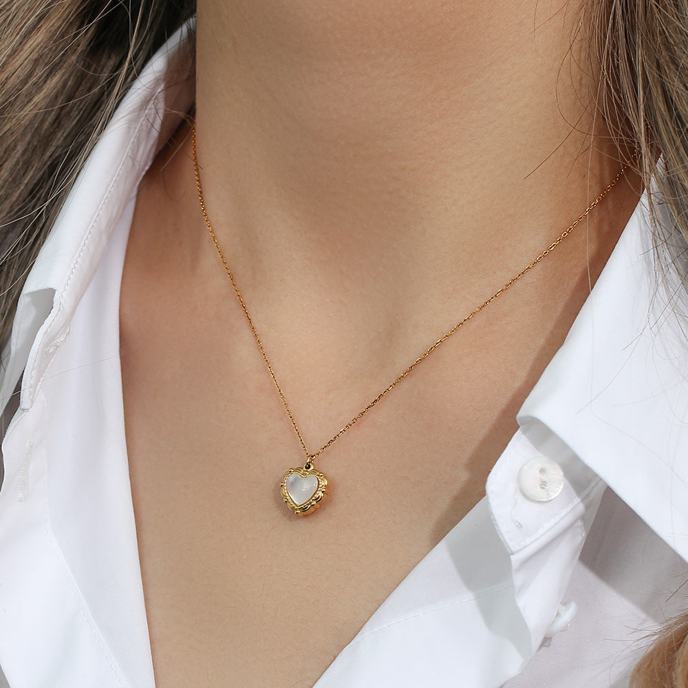 Colar com Pingente Coração e Madrepérola Shell Love Banhado a Ouro 18K