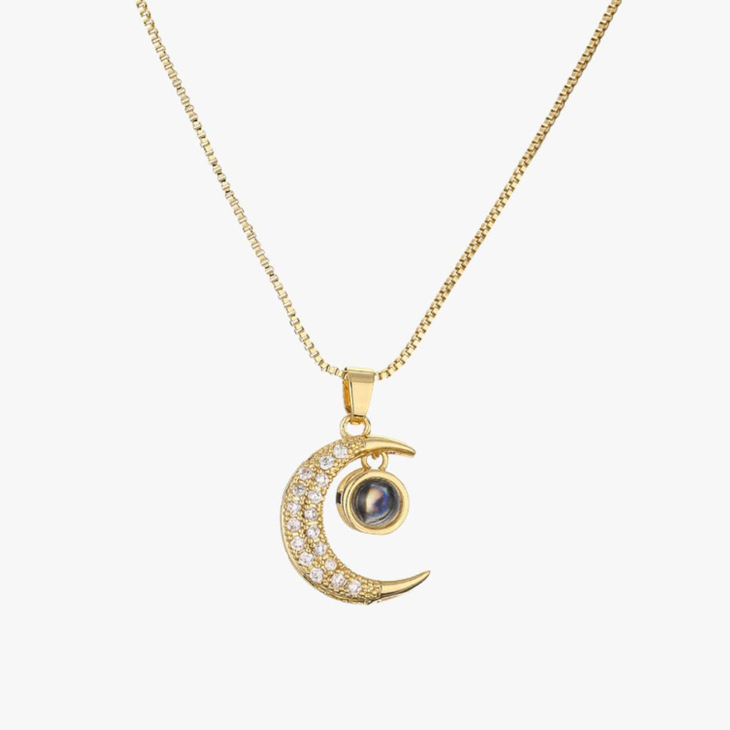 Gargantilha com Pingente de Lua Cravejado com Zircônias Banhado a Ouro 14K