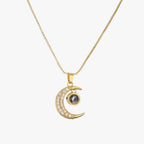 Gargantilha com Pingente de Lua Cravejado com Zircônias Banhado a Ouro 14K