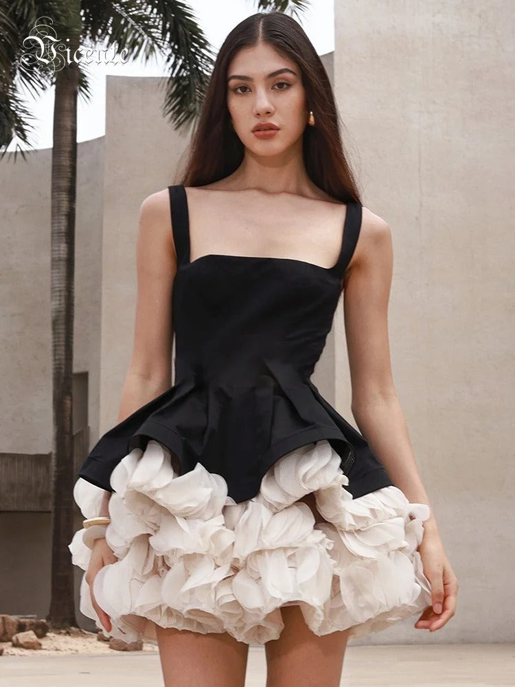 Mini Vestido Preto com Peplum e Babados Brancos — Elegância para Ocasiões Sofisticadas
