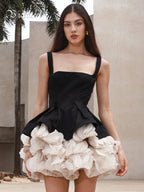 Mini Vestido Preto com Peplum e Babados Brancos — Elegância para Ocasiões Sofisticadas