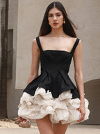 Mini Vestido Preto com Peplum e Babados Brancos — Elegância para Ocasiões Sofisticadas