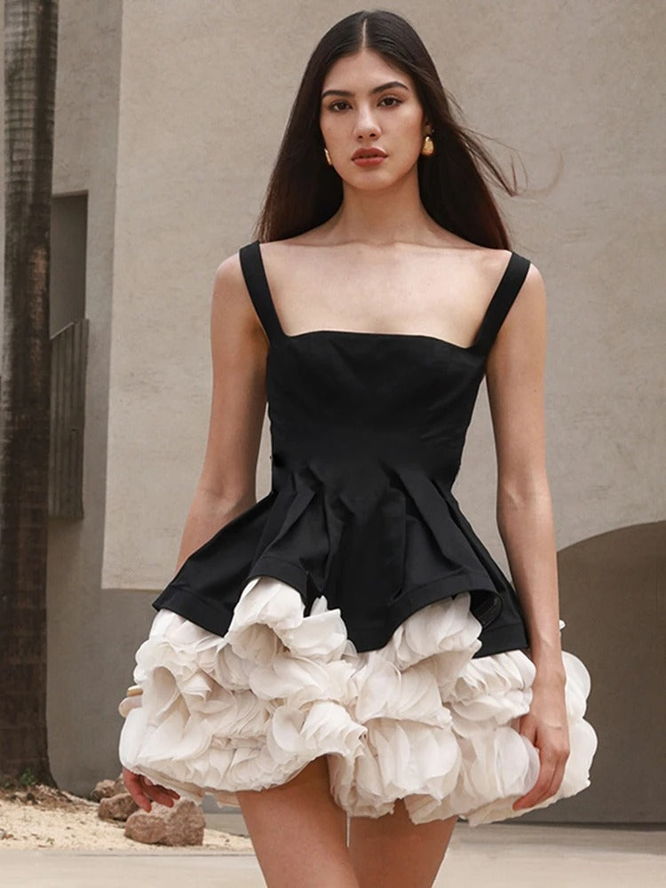 Mini Vestido Preto com Peplum e Babados Brancos — Elegância para Ocasiões Sofisticadas