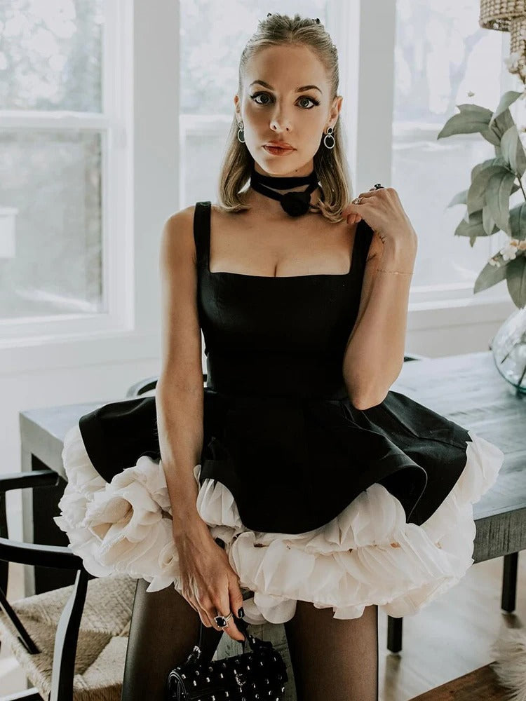 Mini Vestido Preto com Peplum e Babados Brancos — Elegância para Ocasiões Sofisticadas