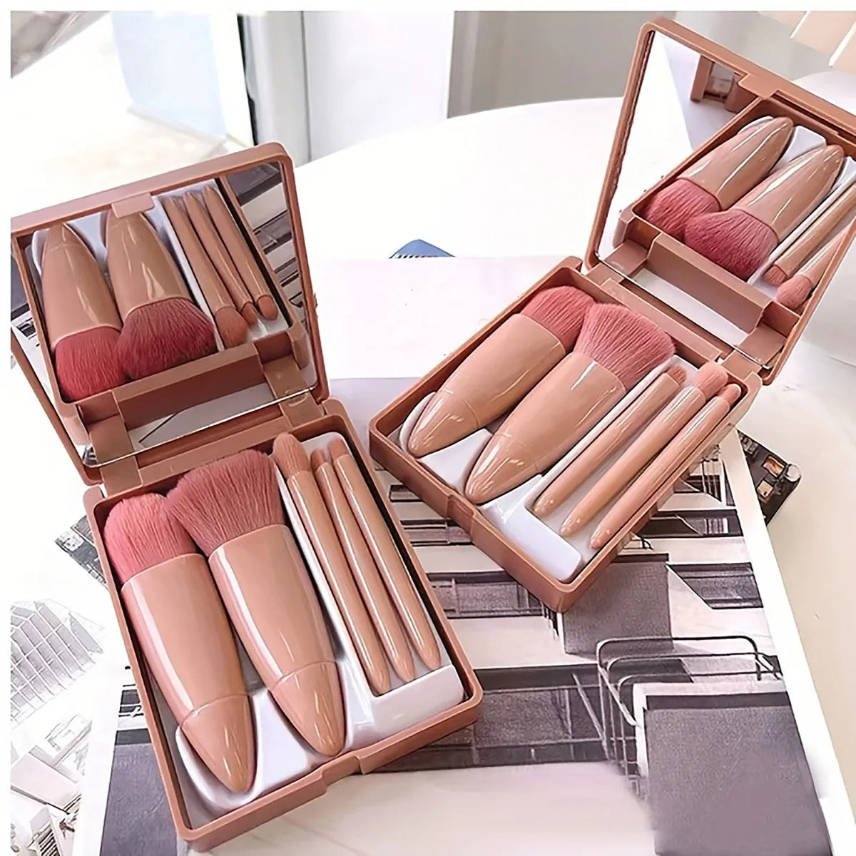Kit 5 Pincéis de Maquiagem Portátil com Espelho