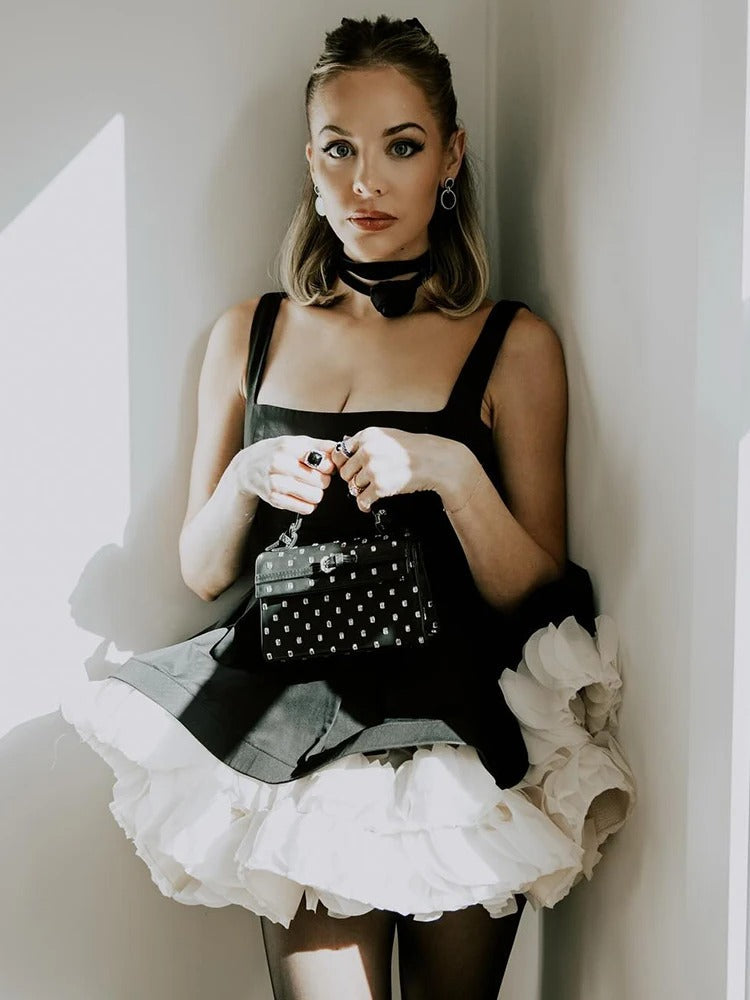 Mini Vestido Preto com Peplum e Babados Brancos — Elegância para Ocasiões Sofisticadas