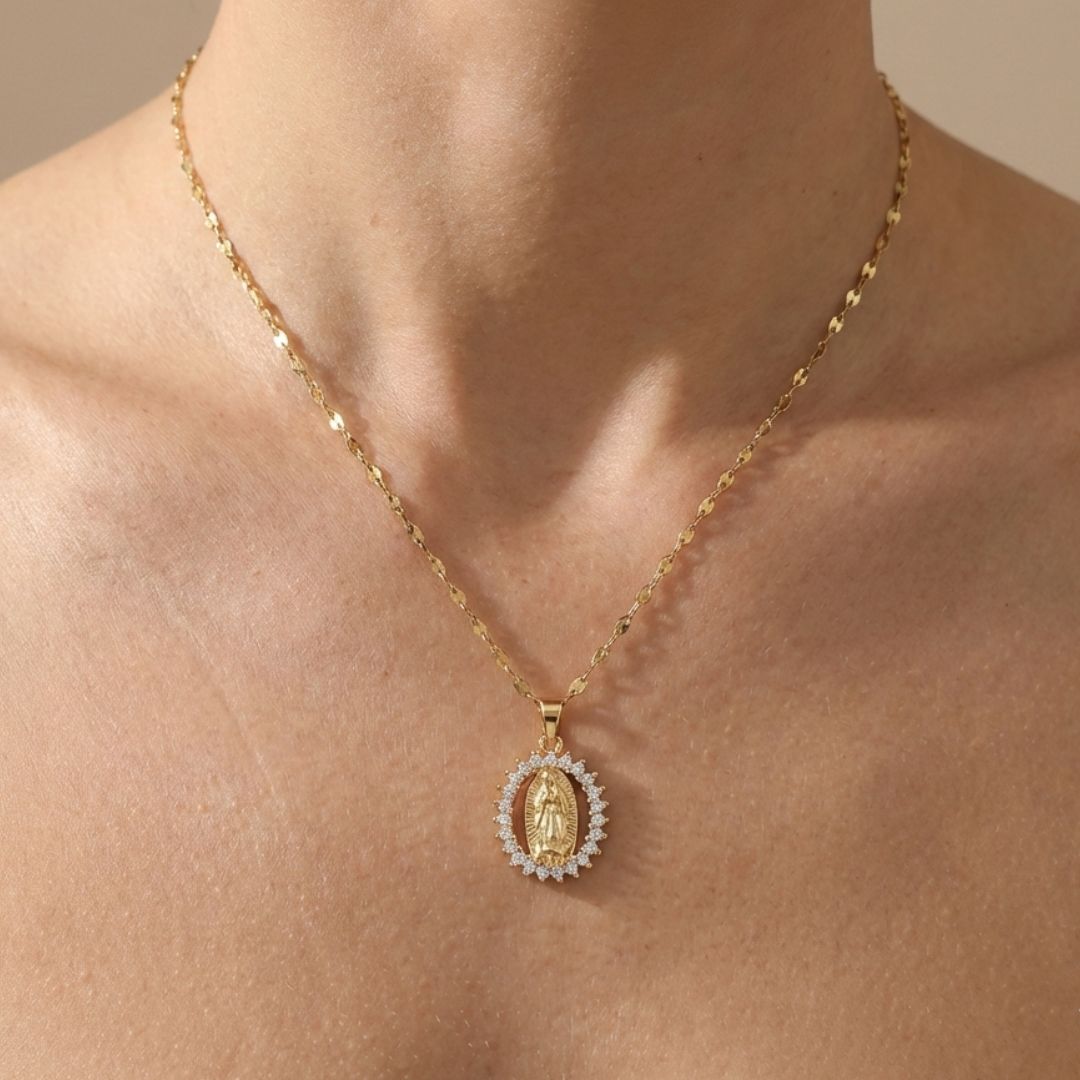 Gargantilha Nossa Senhora das Graças Banhada a Ouro 18k com Zircônias e Corrente
