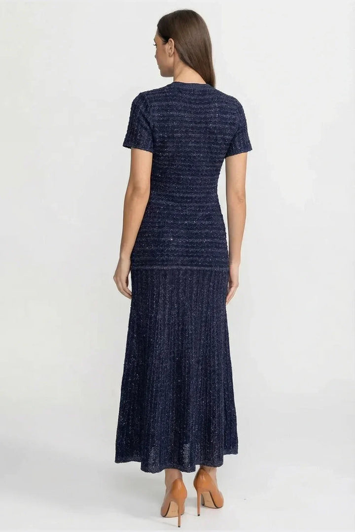 Vestido de Luxo com Brilho Sutil, Trama Vazada e Abotoamento Frontal