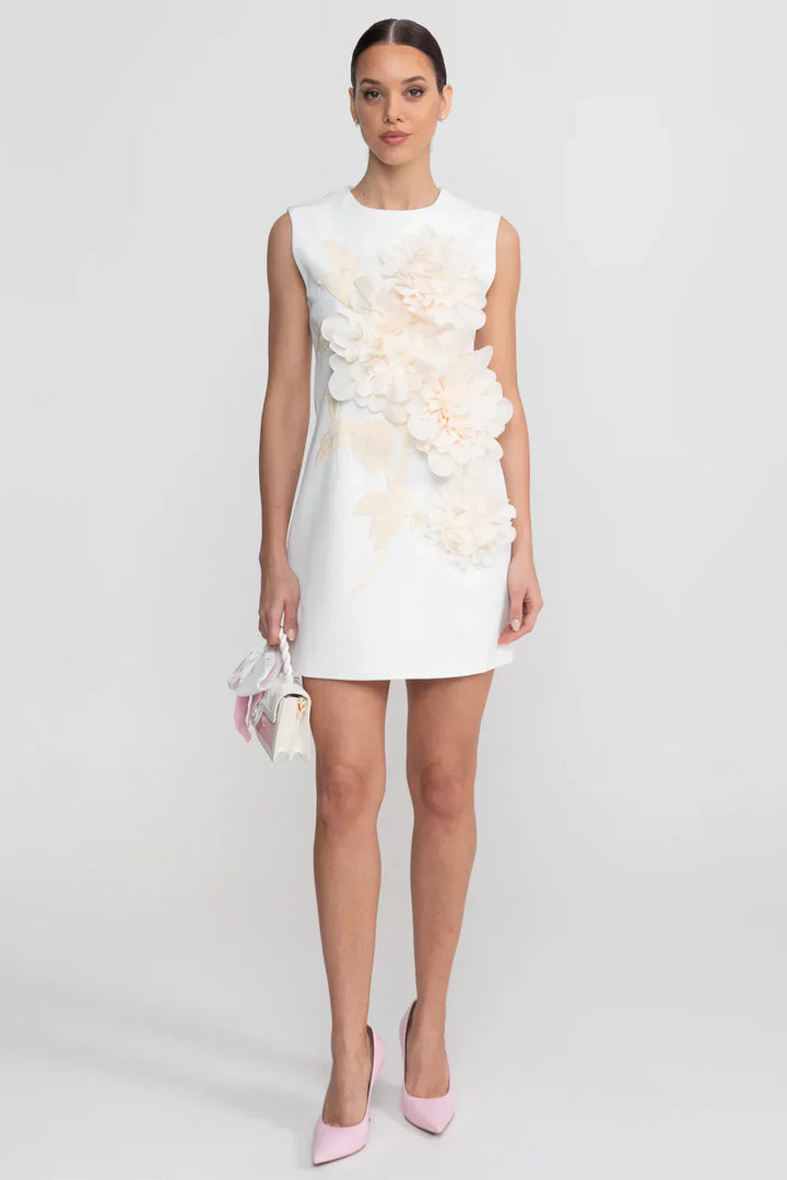 Vestido Curto Alfaiataria com Aplicações Florais em 3D – Exclusividade e Arte