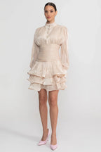 Vestido Curto Champagne Cetim Perolado – Elegância e Movimento