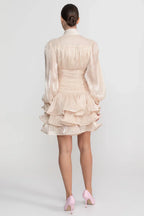 Vestido Curto Champagne Cetim Perolado – Elegância e Movimento