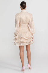 Vestido Curto Champagne Cetim Perolado – Elegância e Movimento