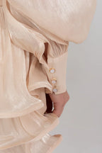 Vestido Curto Champagne Cetim Perolado – Elegância e Movimento