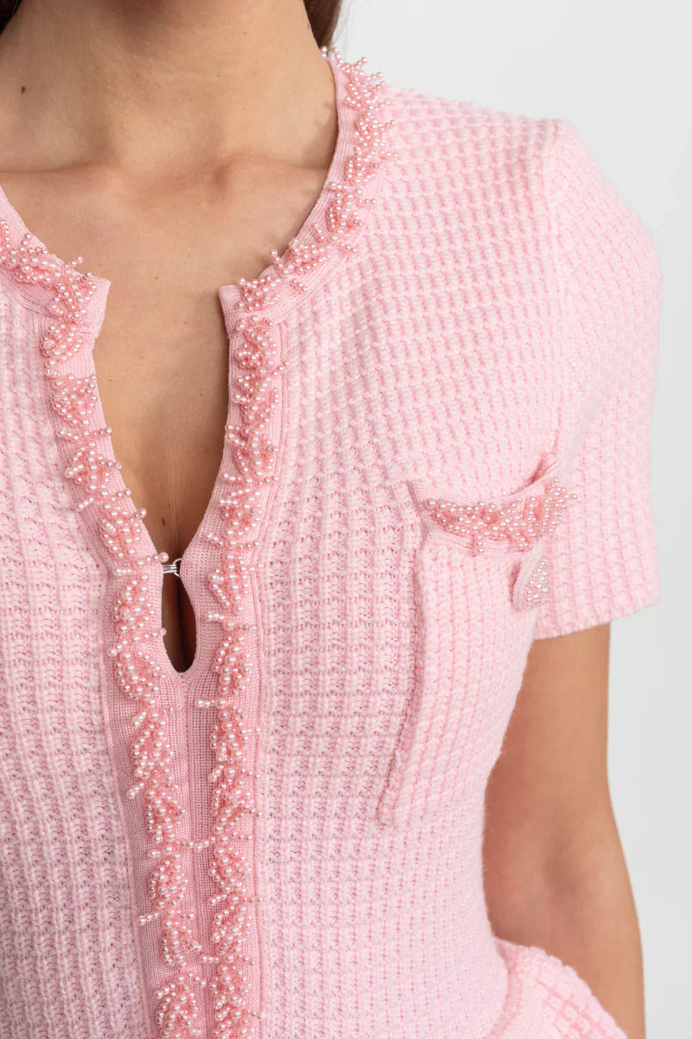 Vestido Midi em Tricô com Babados e Bordados de Pérolas – Luxo e Delicadeza